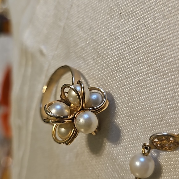 Gold-tone with Pearls Bracelet, Brooch, and Ring Set - Picture 3 of 8